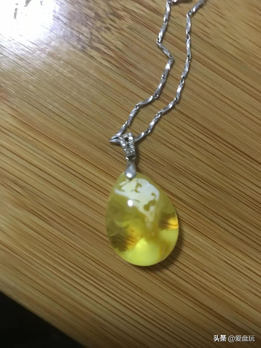 蜜蜡里面的白花越来越明显,蜜蜡白花变色的过程