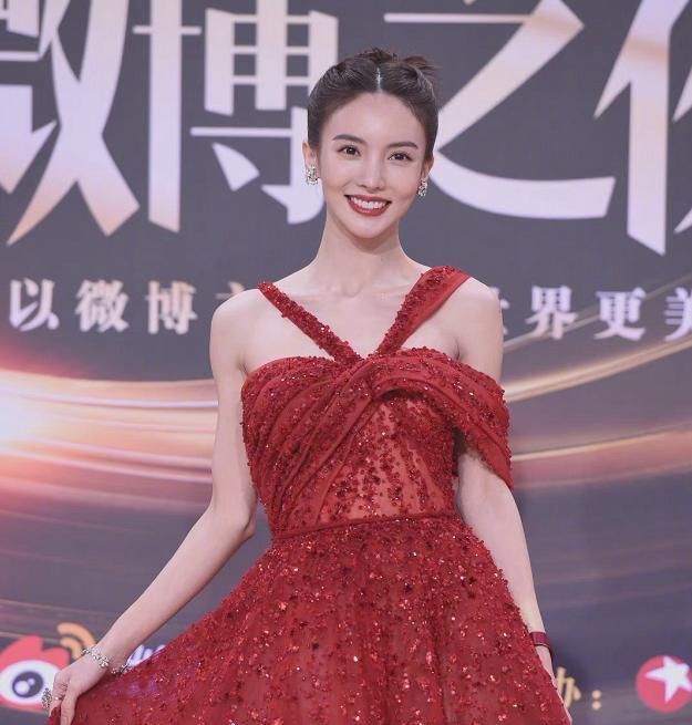 微博之夜杨颖杨幂讨论热巴,微博之夜迪丽热巴与邓超