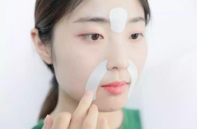 硬刚女皇龙妈也扛不住法令纹，2条沟壑让人心疼，贴一贴就消了