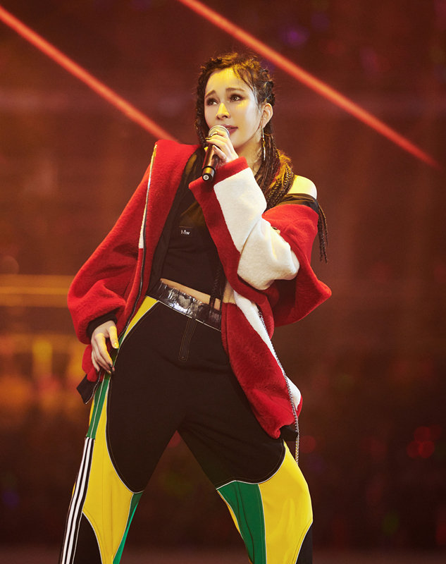 嘻哈风格拽酷时髦,休闲穿搭玩转飒爽风尚,品位很高级