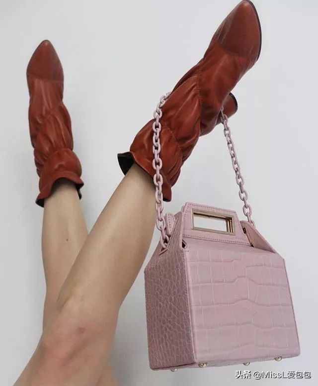 天热了买件衣服,天热了该买什么衣服呀