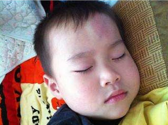 4岁小孩砖头砸爸爸头,宝宝拿东西砸爷爷被爸爸教育