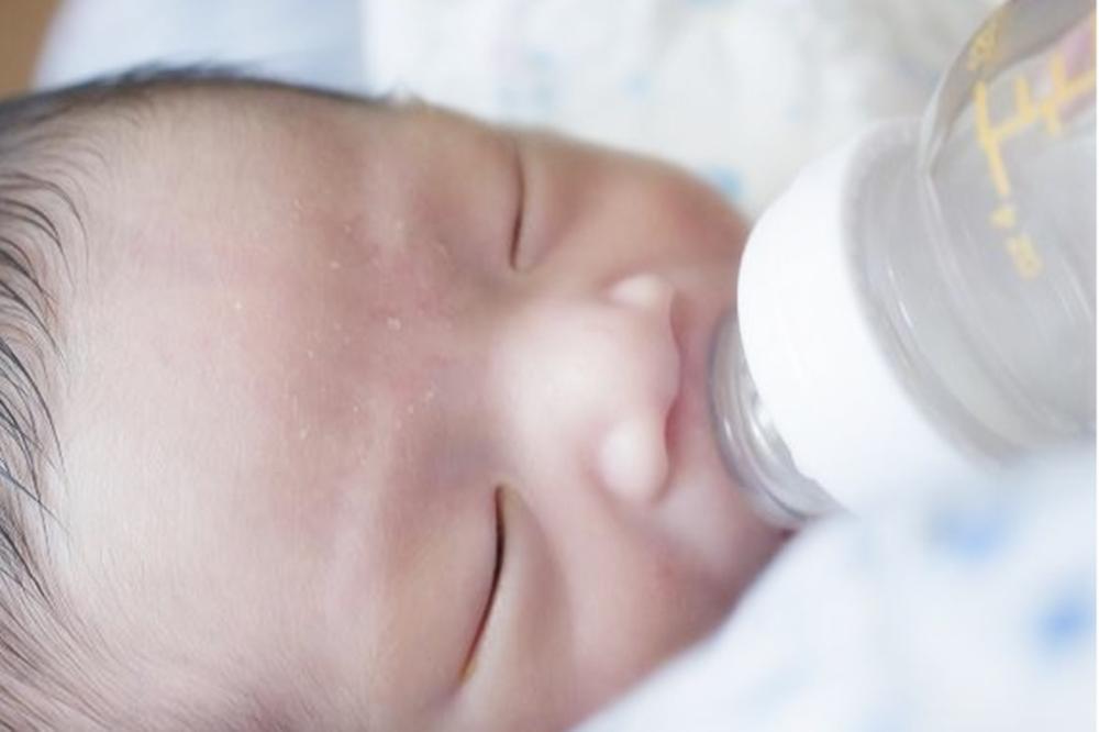 为啥宝宝会吃母乳就睡,放下来一会儿就醒?宝宝的需求妈妈要了解