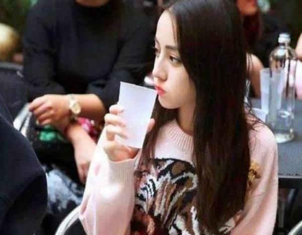 杨迪涂口红的视频,涂了口红怎么喝奶茶