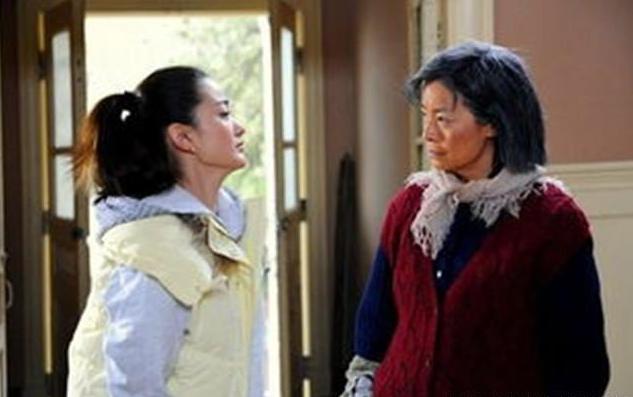 我坐月子，丈夫每晚饭后往外跑，跟踪到一间车库，推开门我愣那了