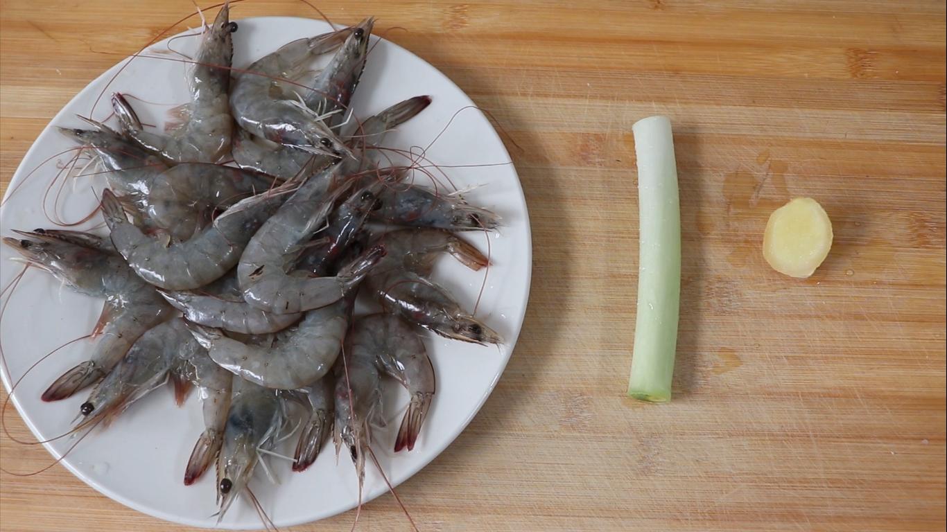 在家做油焖大虾出锅前放什么料,做出来的油焖大虾很腥怎么办