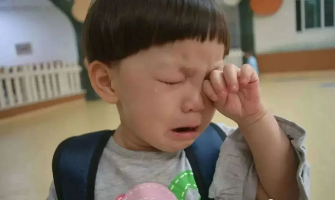 孩子无缘无故哭迷信说法,小孩子看到某个人就哭是怎么回事