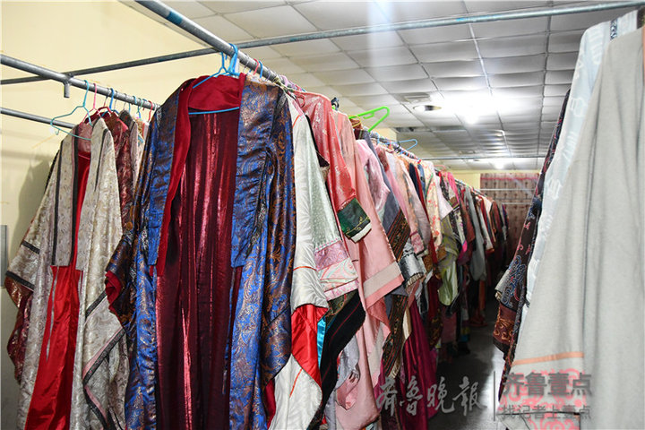 横店影视城夏季拍戏,横店剧组影视寒冬