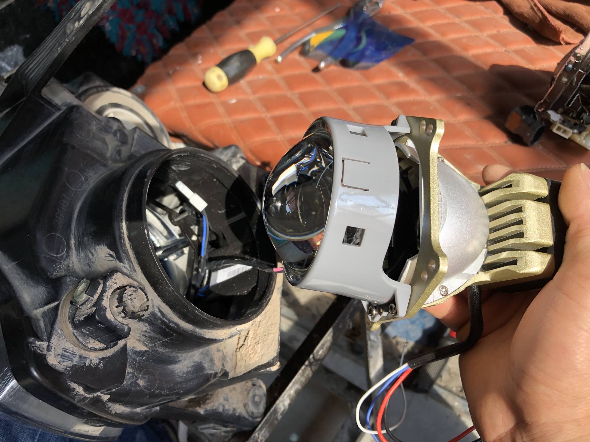 指南者改装自动大灯教程,指南者怎样自己更换车灯