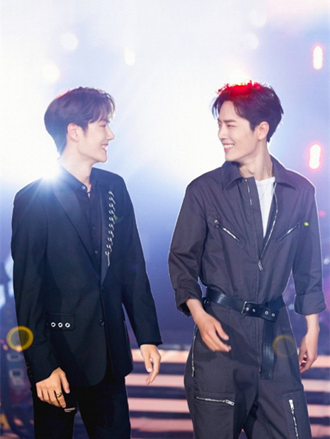 肖战王一博天天向上西装,王一博肖战天天向上初遇同步