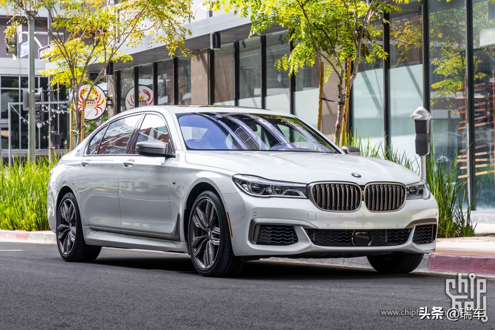 新款宝马m760liv12曜影特别版,宝马的v12