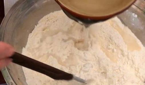 蒸包子容易塌是怎么回事,包子冷了为什么会回缩死面