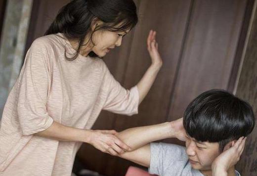 8岁男孩口吐白沫，昏迷入院，医生告知原因，宝爸痛扇自己嘴巴