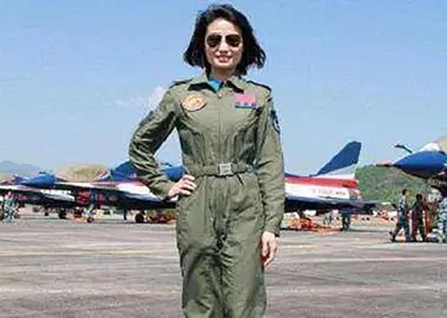 金孔雀余旭的最后一程:36万群众手捧菊花送别,墓前4架飞机模型