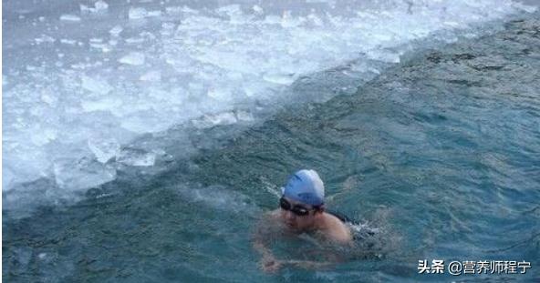 游泳会不会使湿气进入体内,游泳后热水冲澡湿气加重吗