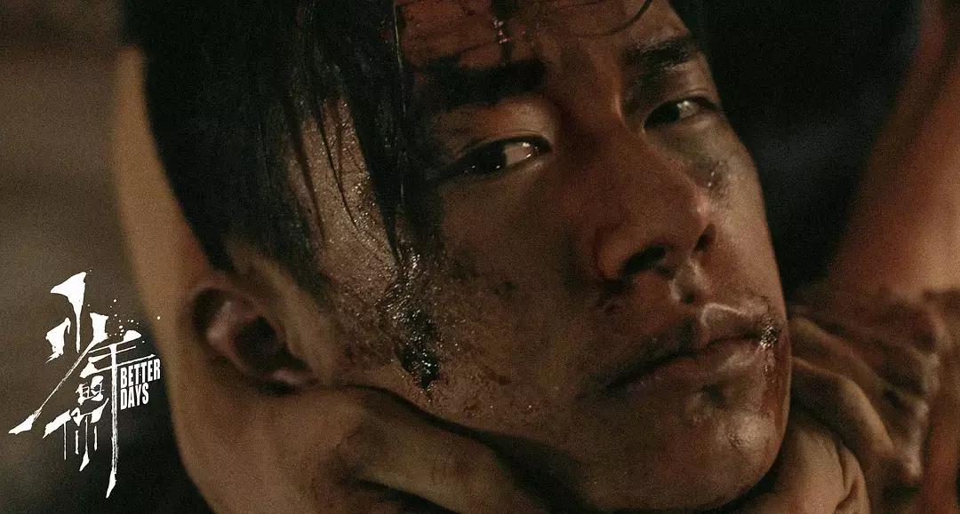 周冬雨和易烊千玺的吻戏少年的你,周冬雨易烊千玺少年的你剧照合影