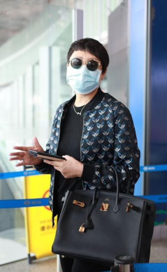 57岁张凯丽穿什么,张凯丽穿蓝色夹克