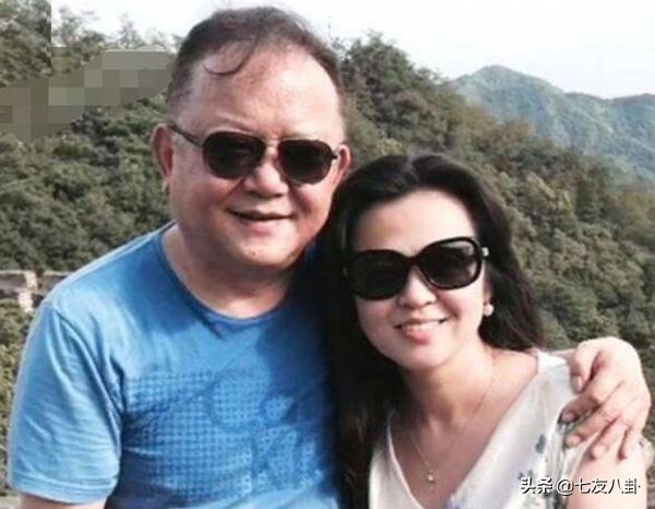 王刚三婚娶小20岁娇妻,老来得子儿孙同岁,72岁仍奔波自找罪受?