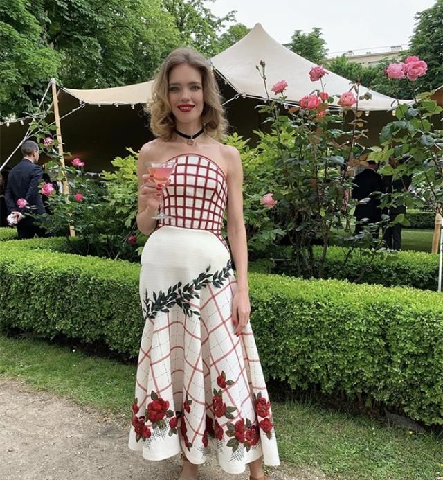 戛纳之后LV太子妃又美了!烫卷发涂红唇穿花裙,高贵感不输王妃