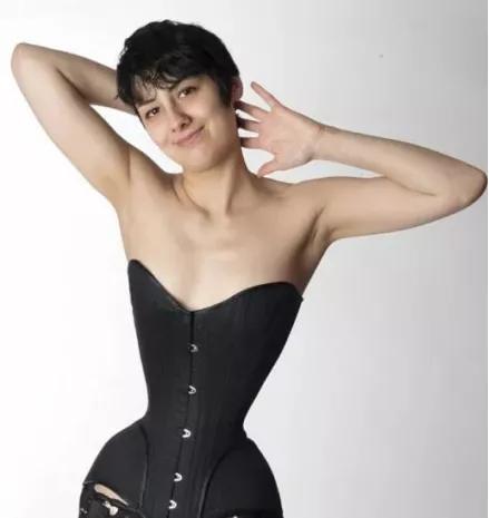 束腰：笼罩欧洲女性几百年的阴云，在中国通过微商还了魂