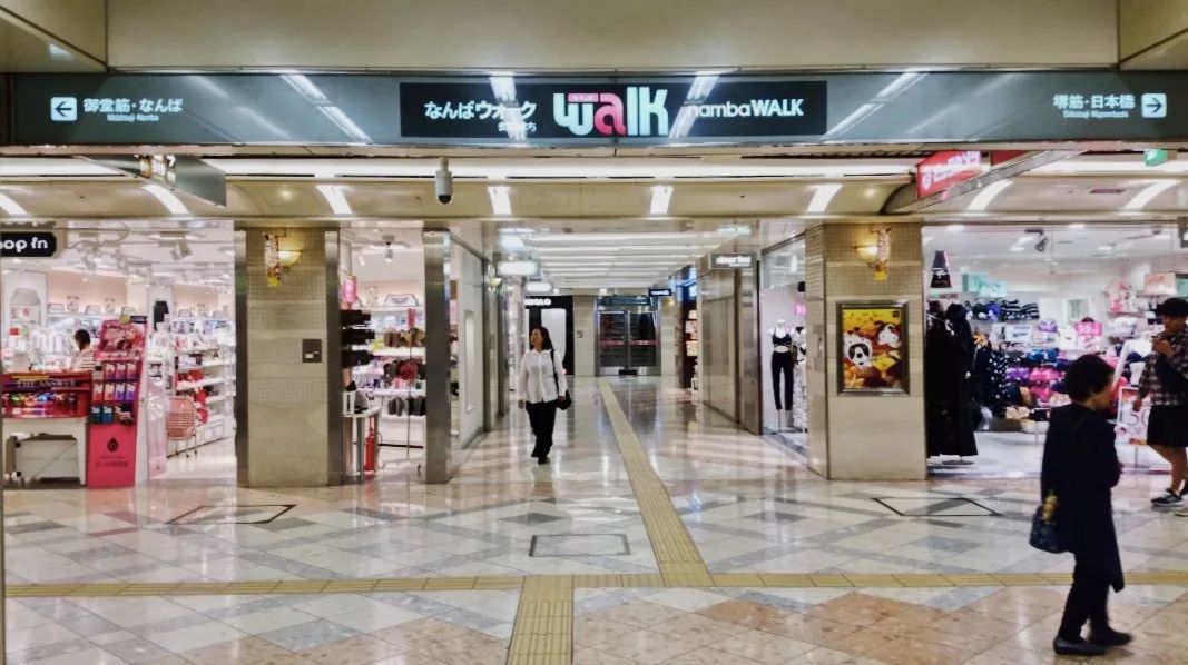 游客都去逛百货商店了，日本人自己去了这里