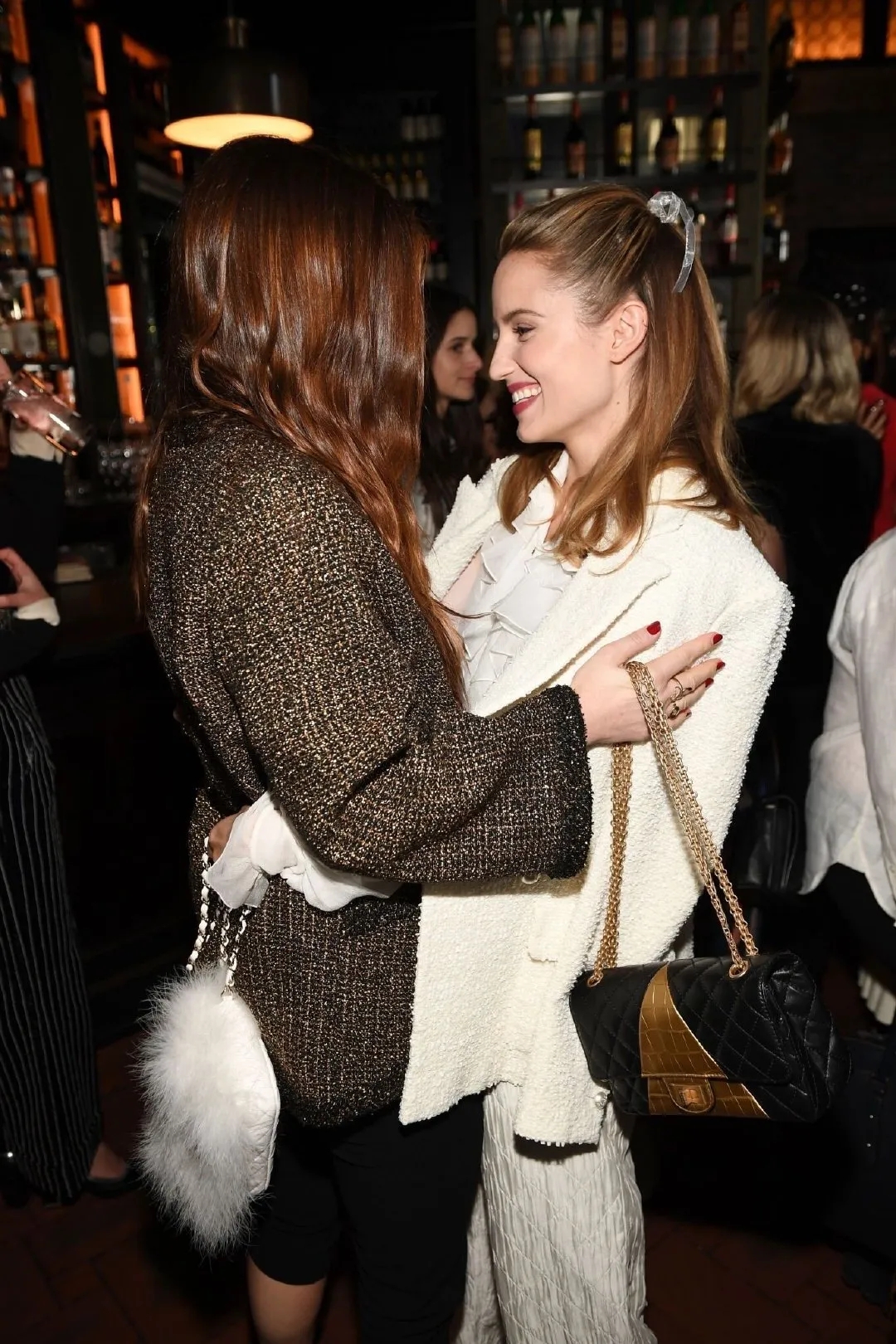 女生头上有东西,女生头上小饰品