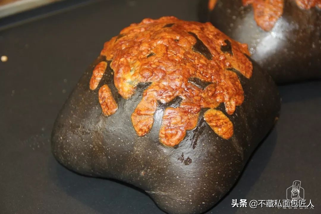 意大利墨鱼汁面包,金枪鱼墨鱼汁面包