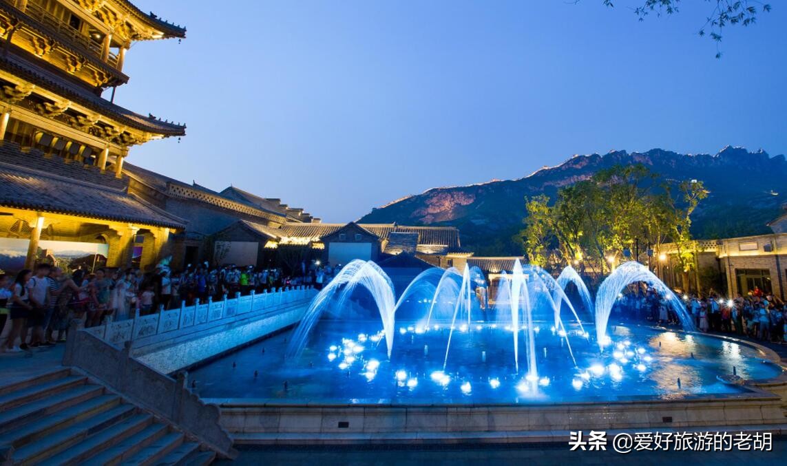 长城脚下的人造古镇，夜景太美成北京地标，外国人都慕名前往度假