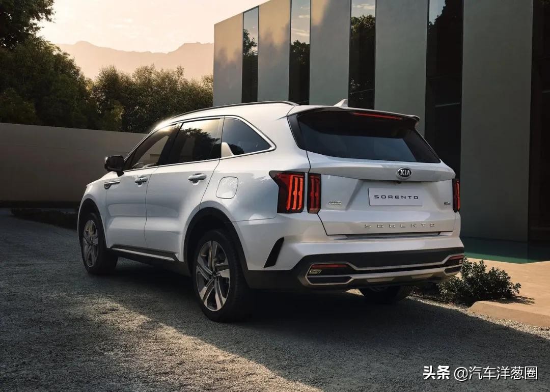 宝马换新车标了！蓝天白云帅炸，以后黑白标只代表低端宝马车主？