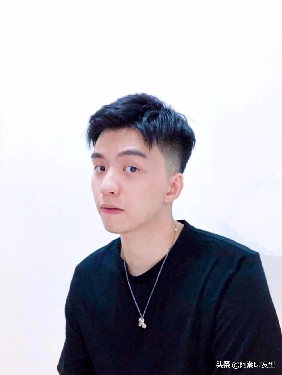 40岁男士两边铲的发型哪种好看,男士发型两边铲短头顶留长打理