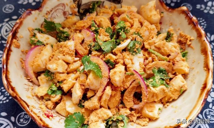 入夏后，少吃猪肉多吃鸡蛋，营养全面易消化，加酱油拌一拌，真香