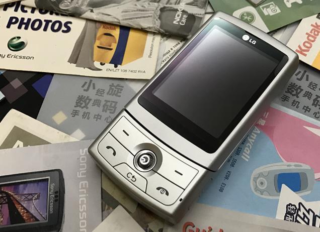 钢铁侠加入一加手机，还记得托尼在钢铁侠中用过的第一个手机吗