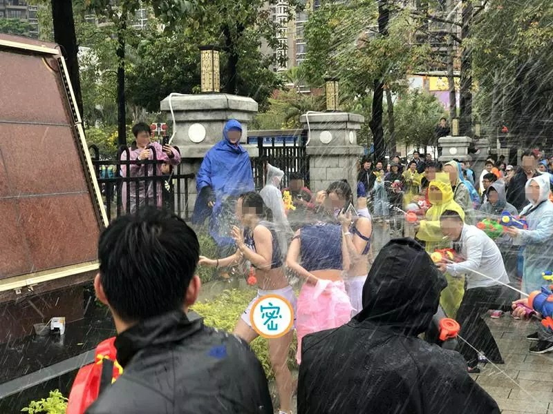 东坑“*身卖**节”,竟有女生被“射”到需要叫安保人员带离现场!