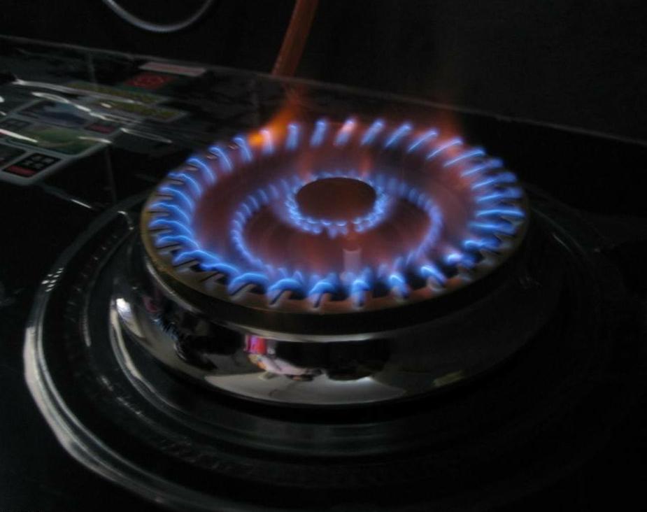 燃气灶冒黄火怎么办,燃气灶出黄火调风门不管用