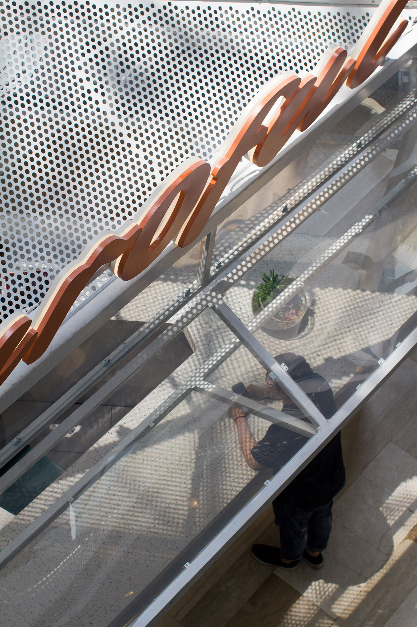 我们在办公大楼里建造了一座通透新鲜的果汁氧吧