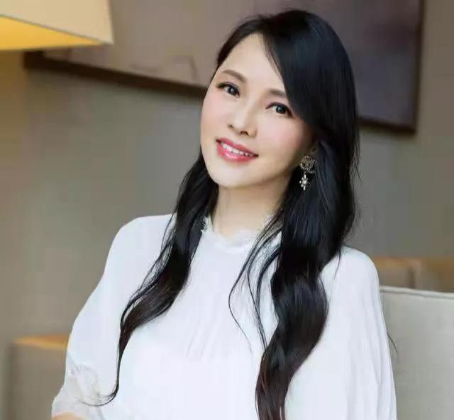 伊能静的坎坷情史：亲手葬送23年感情，离婚后嫁秦昊收获幸福