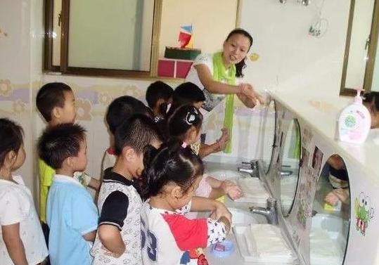 孩子被老师掐青了脸怎么办,孩子被老师掐脖子家长怎么处理