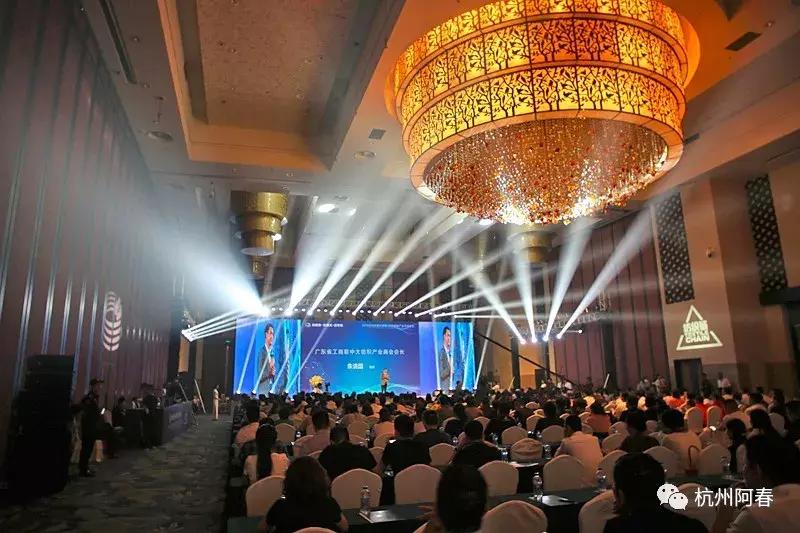 超百图再现2018年服装圈内那三十道靓丽风景……