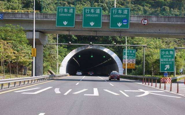 高速交警提示注意道路标志,新手跑高速隧道怎么才能不被扣分