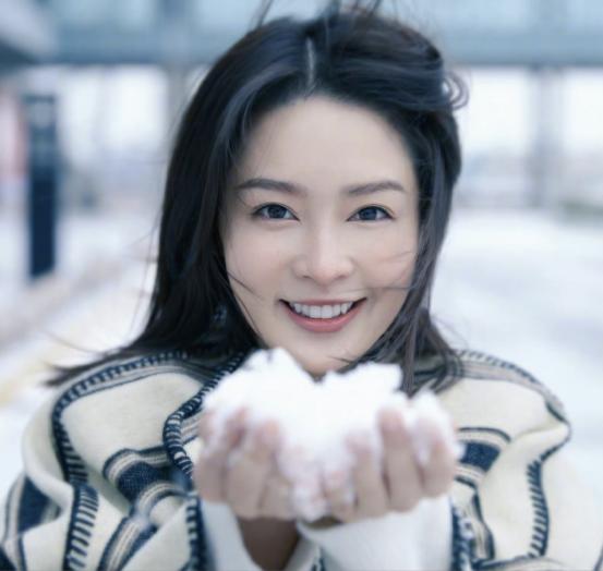 李沁穿湖蓝色大衣清新又高级!搭配同色系打底衫,气质满满好美丽