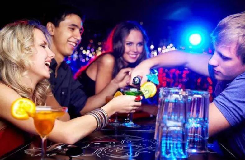 在酒吧要多少钱,在酒吧一次性消费多少