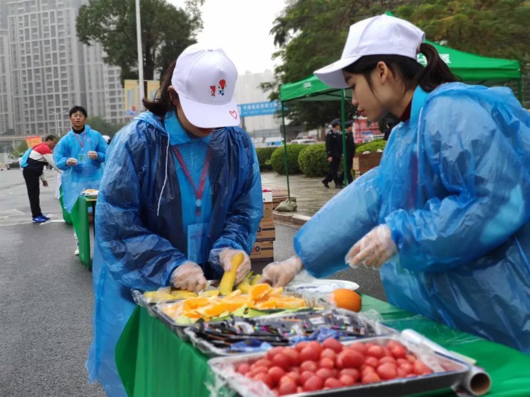 在街头当志愿者,凌晨四点出门当志愿者