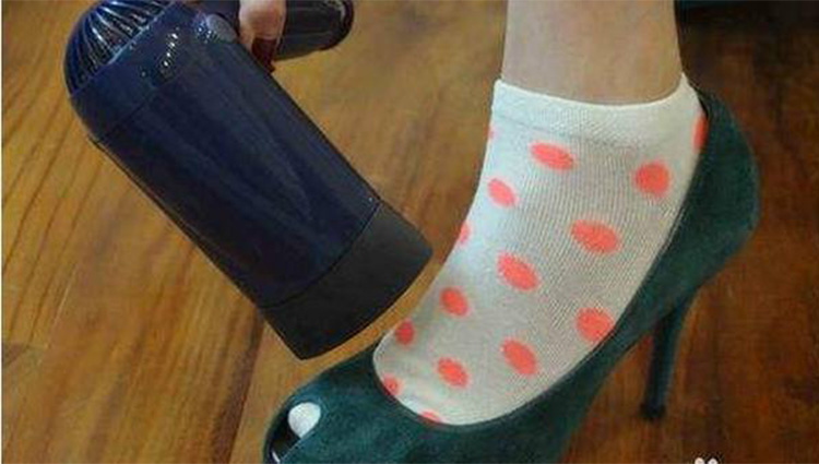 鞋子磨脚后跟怎么办抹牙膏,创可贴贴脚趾踢球可以避免磨脚吗