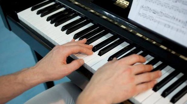 指尖发麻是怎么回事能自己好吗,指尖容易发麻是什么原因引起的