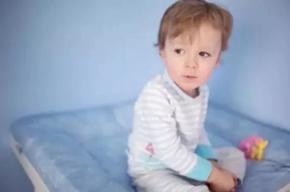 仔猪身上有出血点和结痂是什么病,孩子总是有一两个出血点反反复复