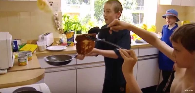 没有大人管的小孩子,没有大人管的孩子