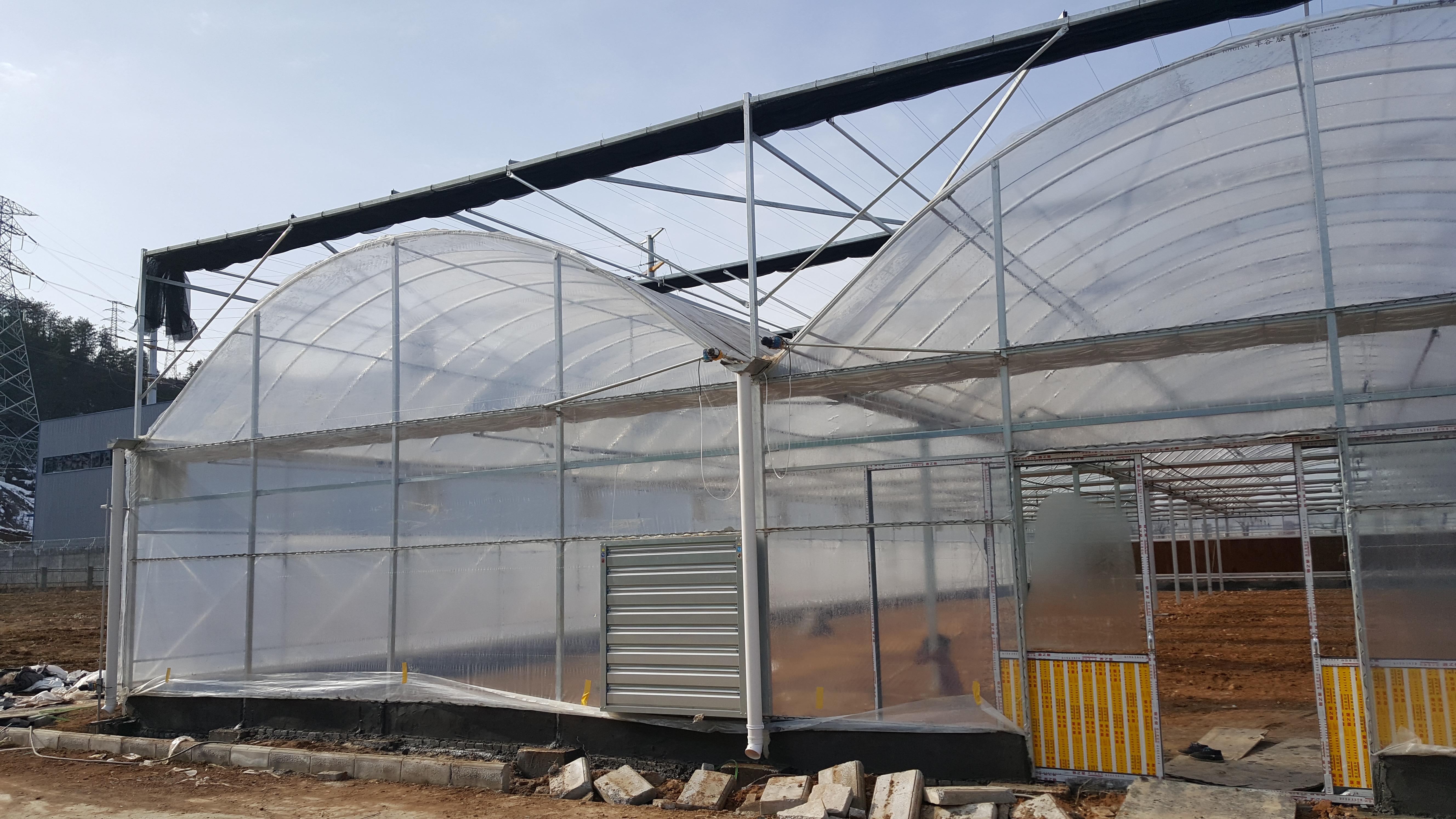 如何使用连栋薄膜大棚温室更节能,连栋薄膜温室怎么选择薄膜类型