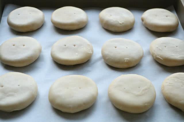 外皮酥软的绿豆饼怎么和面,绿豆饼圆的厚的外皮像炸过一样