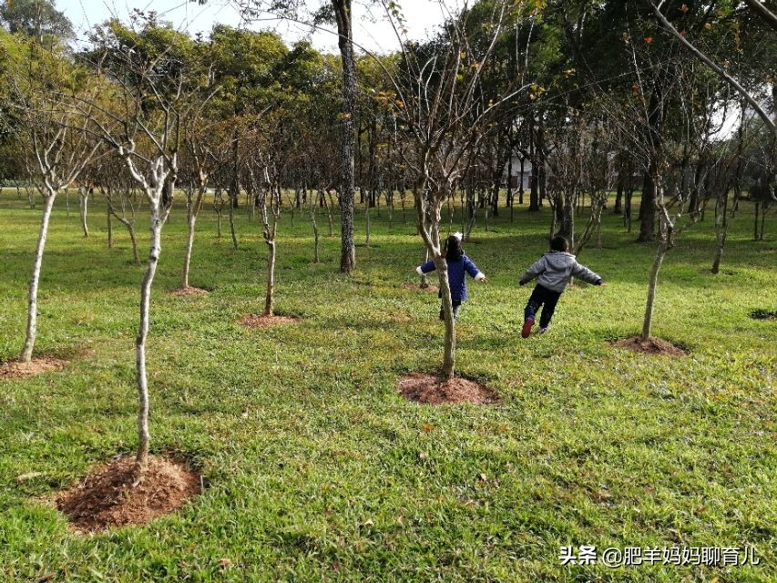 老师提水桶帮学生擦脸,学校老师拎水桶卸妆