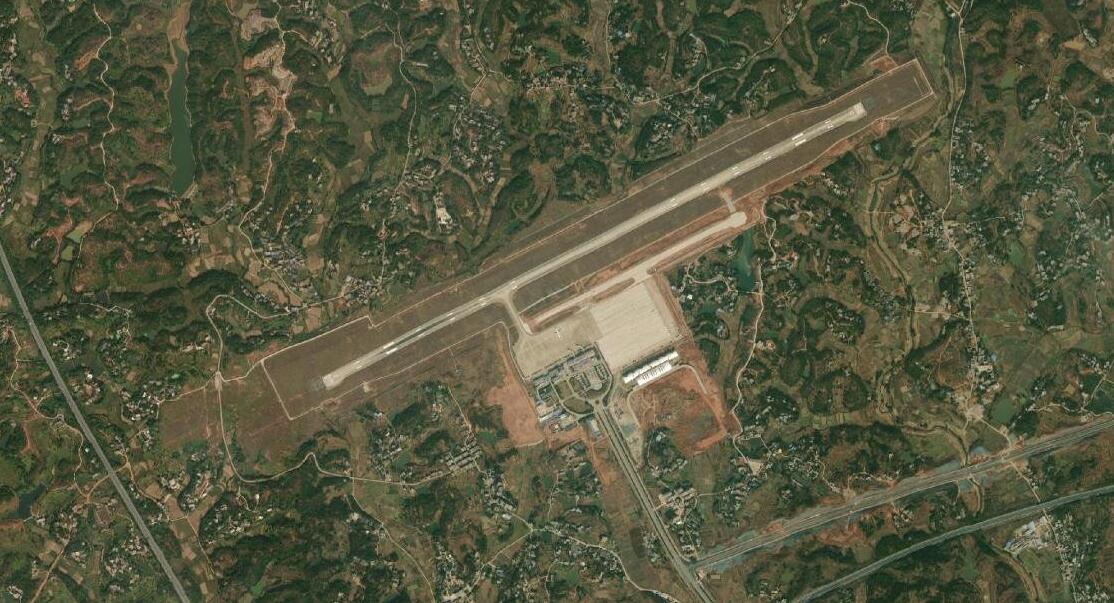 卫星航拍赣州南康区：境内有机场和高铁站，家居小镇很亮眼